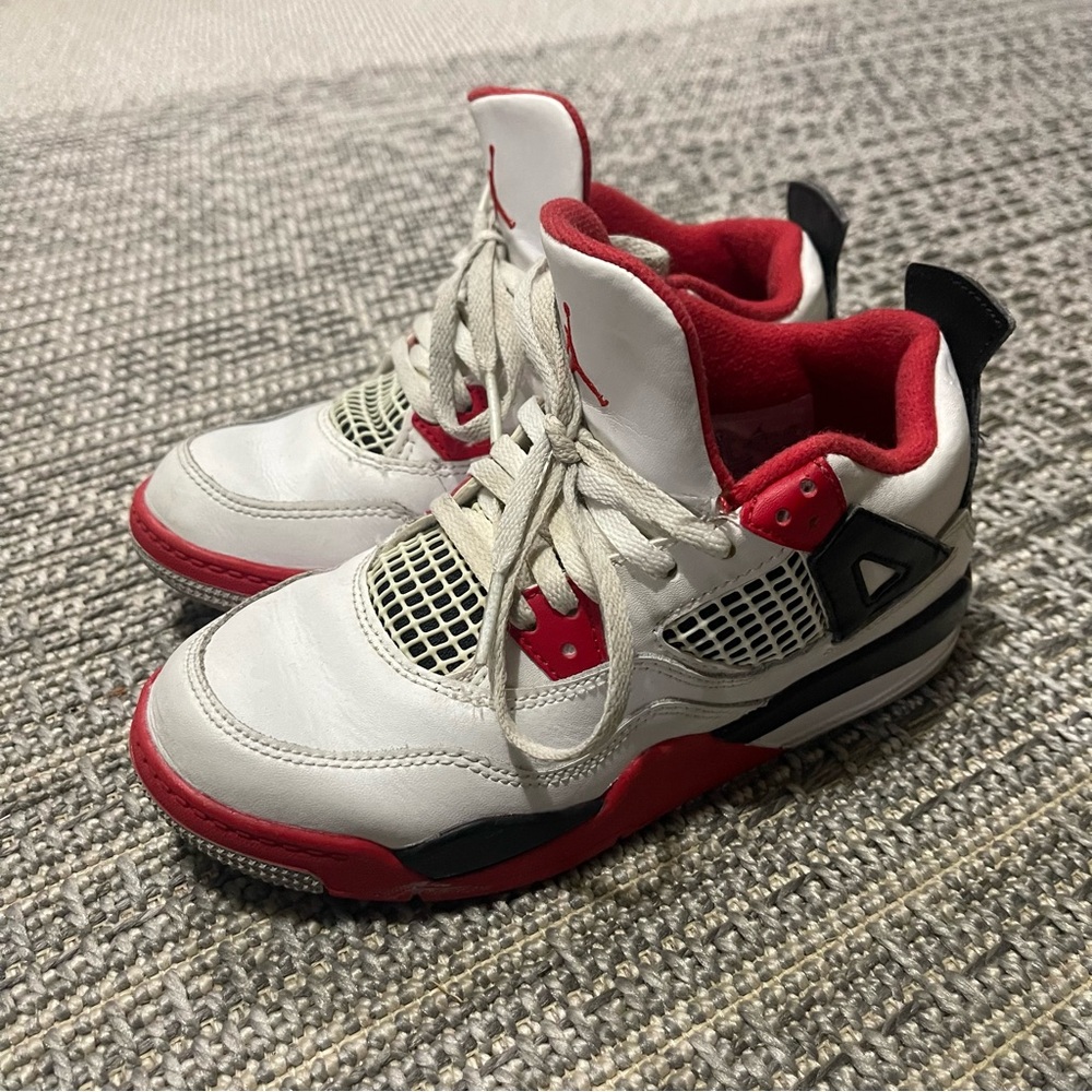 Jordan’s 
Size : 1 youth